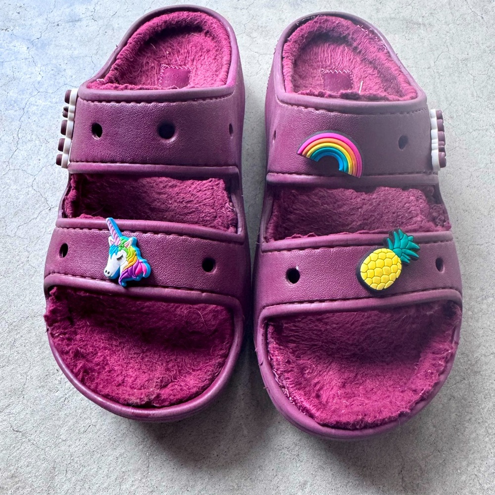 CROCS Classic Cozzzy Sandal Purple 
Size: M 5, W: 7
